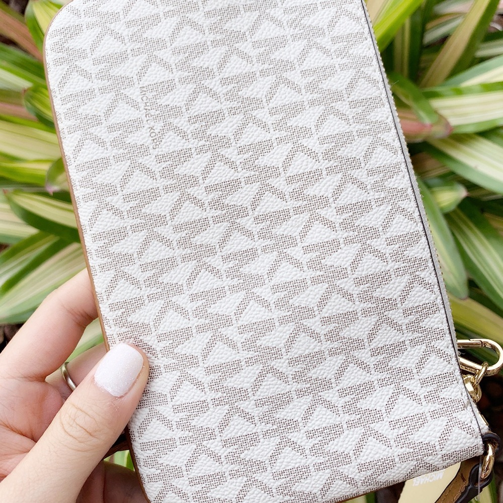 Gaby’sBags Michael Kors Fulton LG Wristlet Beige - Picture 3 of 6